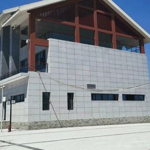 东营芝麻灰花岗岩在景区地面及墙壁的应用