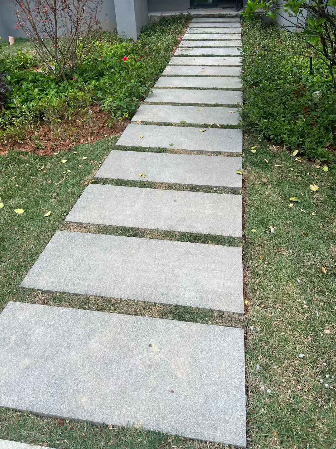 东营 芝麻黑小区踏步、汀步石铺装效果