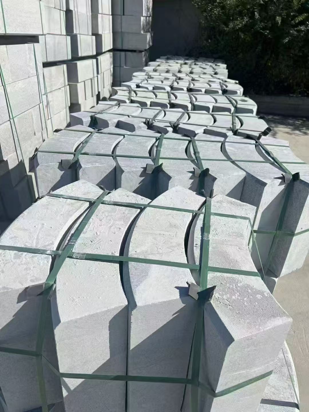 东营 芝麻灰弧形路沿石