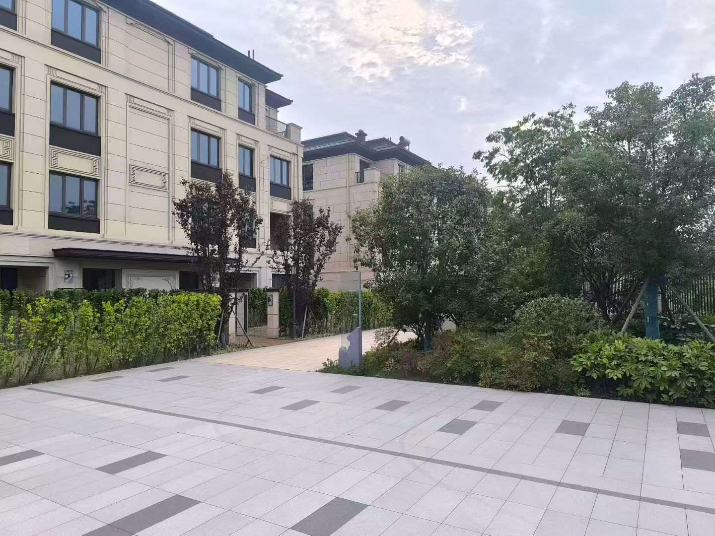 东营 芝麻白与芝麻白搭配铺装，尺寸1200*600